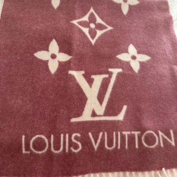 Authentic LV scarf - Picture 9 of 9